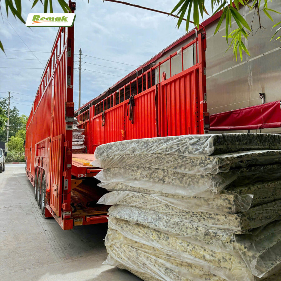 Mút ép chuẩn bị được vận chuyển đến nhà máy