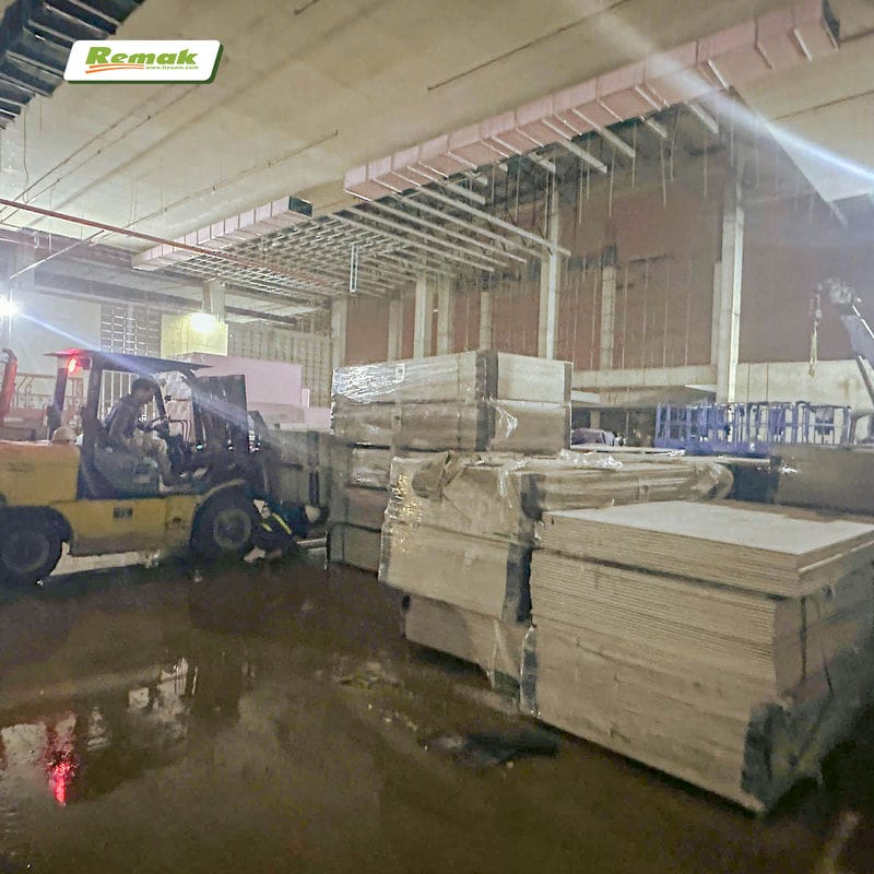 Tấm tường cản âm được mang tới công trình nhanh chóng để kịp tiến độ thi công