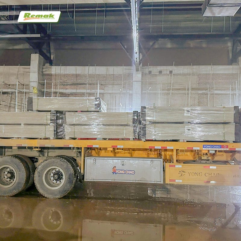 Remak giao hàng xuyên đêm để phục vụ tiến độ cho công trình hoàn thiện