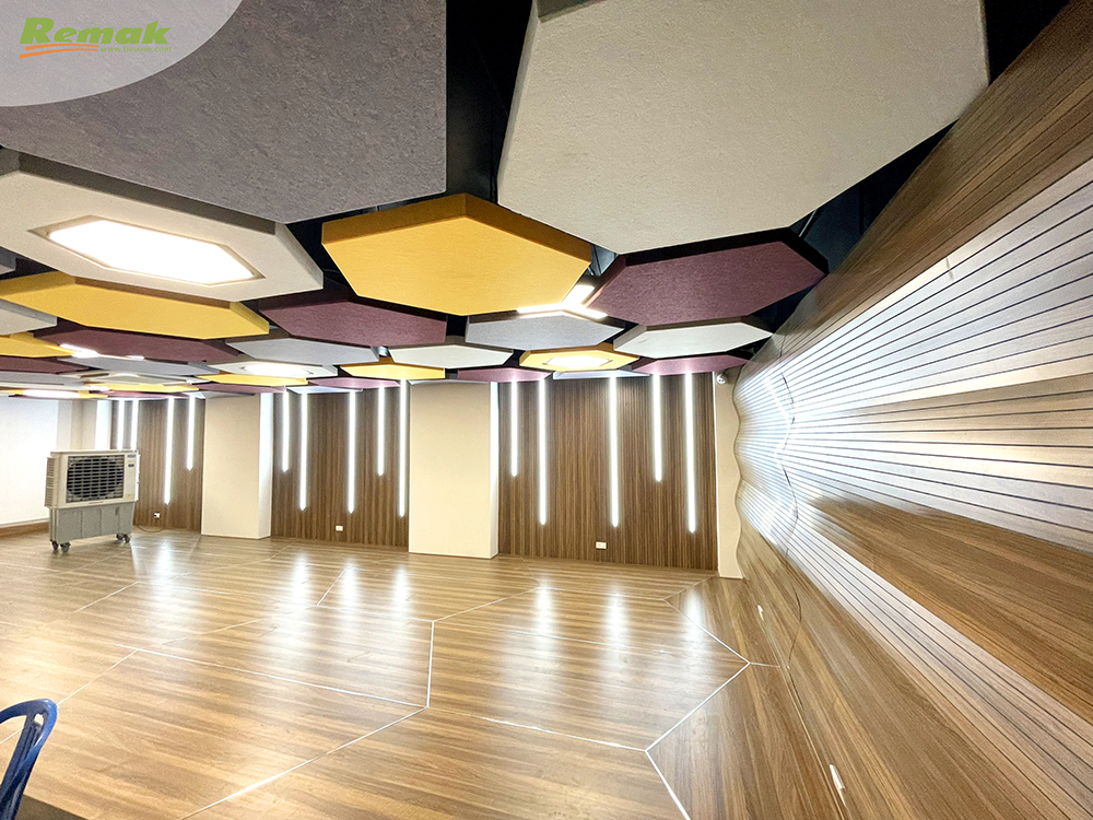 Gỗ tiêu âm uốn cong Remak® Acoustics Flexible Wood – giải pháp tiêu âm, trang trí tại toà nhà 7 tầng, Đại học Ngoại thương Hà Nội